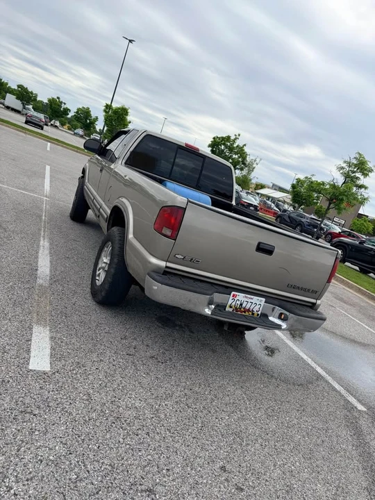 2001 Chevrolet S-10 - Image 2 of 10