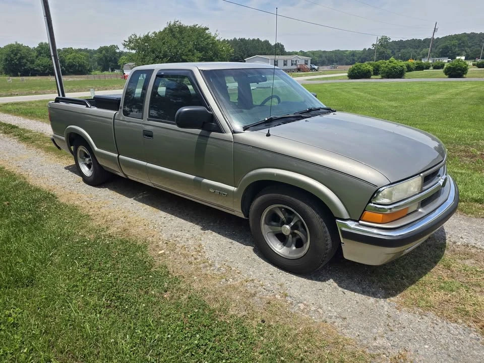 2001 Chevrolet S-10 - Image 3 of 10