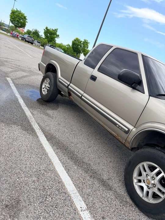 2001 Chevrolet S-10 - Image 3 of 10