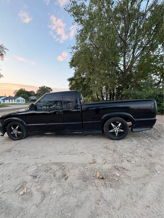 2001 Chevrolet S-10 - Image 4 of 9