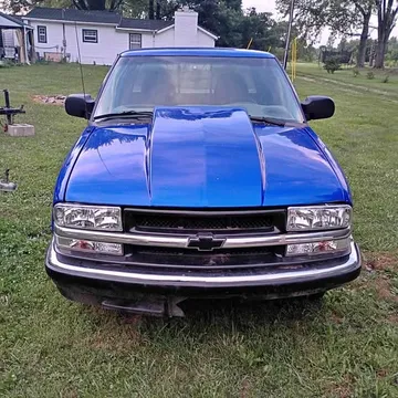2001 Chevrolet S10 Extended Cab Pickup 3D 6 ft