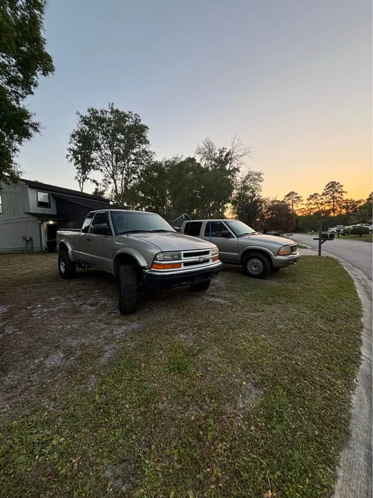 2001 Chevrolet S-10 - Image 2 of 8