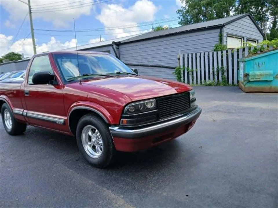 2001 Chevrolet S-10 - Image 2 of 10