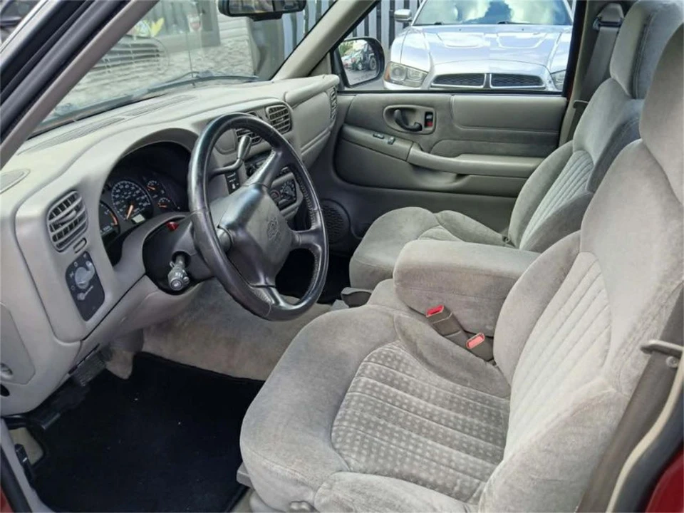 2001 Chevrolet S-10 - Image 5 of 10