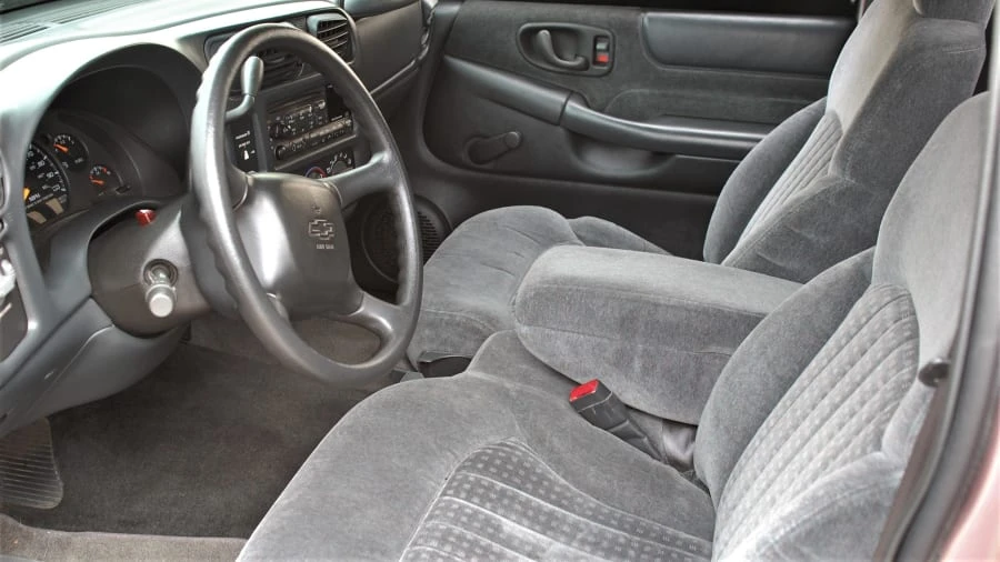 2001 Chevrolet S-10 - Image 4 of 10