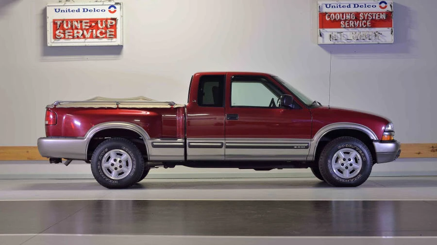 2001 Chevrolet S-10 - Image 2 of 12