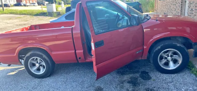 2001 Chevrolet S10 Regular Cab Pickup 2D 6 ft