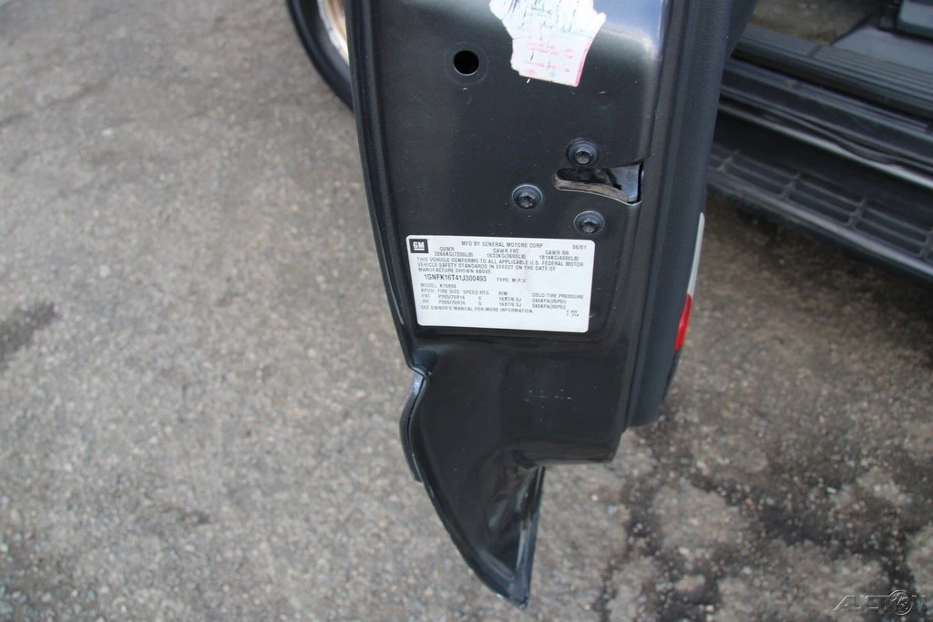 2001 Chevrolet Suburban 9th Gen - Image 11 of 21