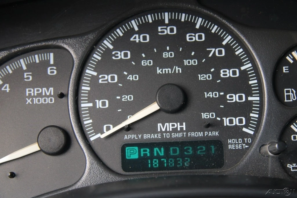 2001 Chevrolet Suburban 9th Gen - Image 18 of 21