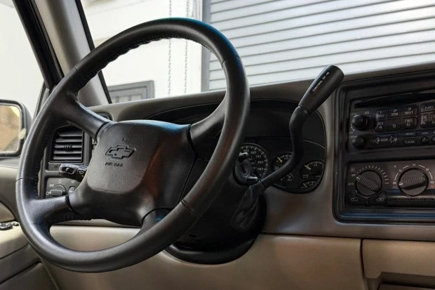 2001 Chevrolet Suburban 9th Gen - Image 5 of 7