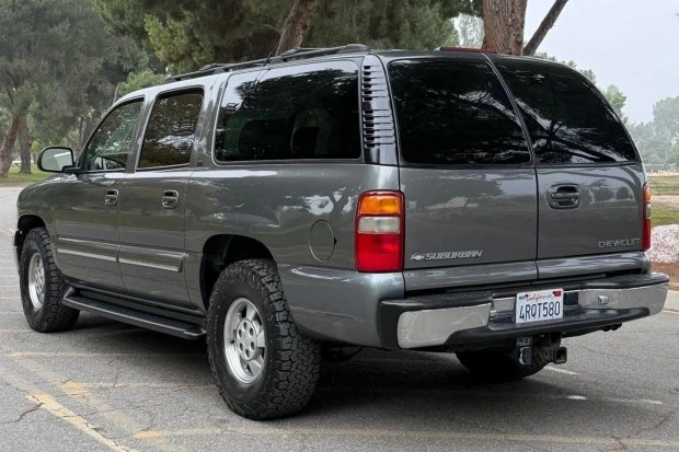 2001 Chevrolet Suburban 9th Gen - Image 2 of 7