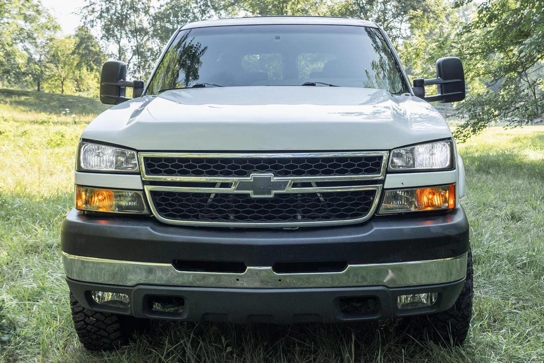 2001 Chevrolet Suburban 8th Gen - Image 2 of 31