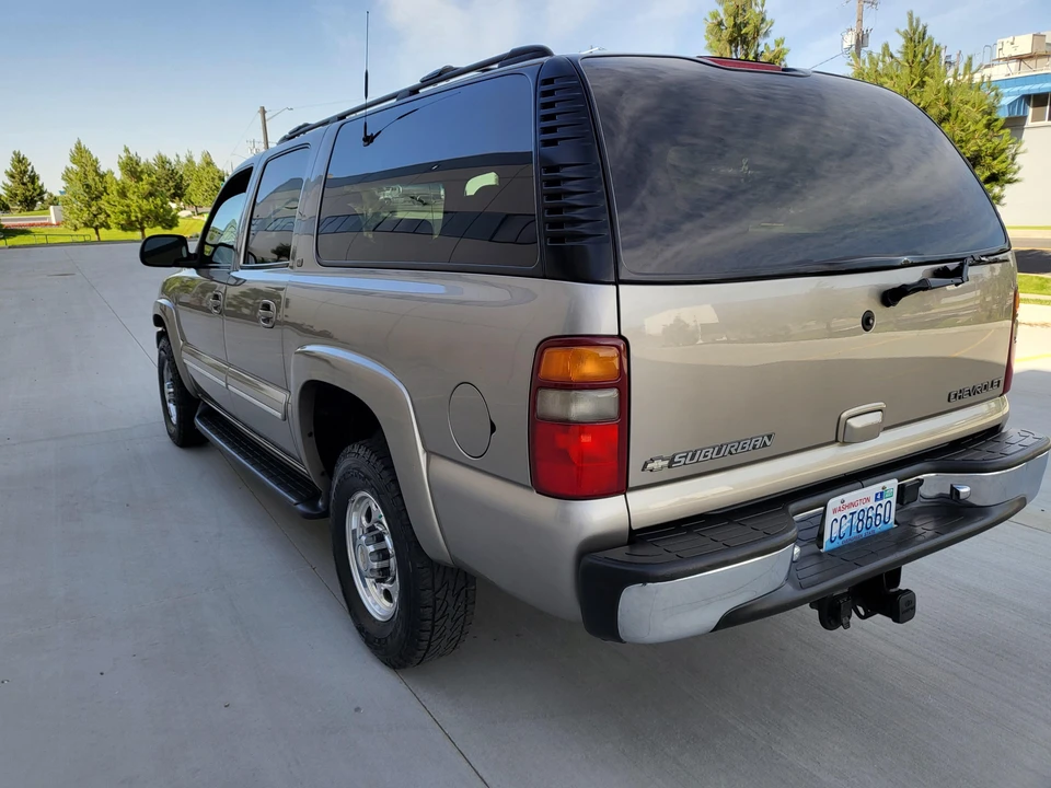 2001 Chevrolet Suburban 9th Gen - Image 9 of 31