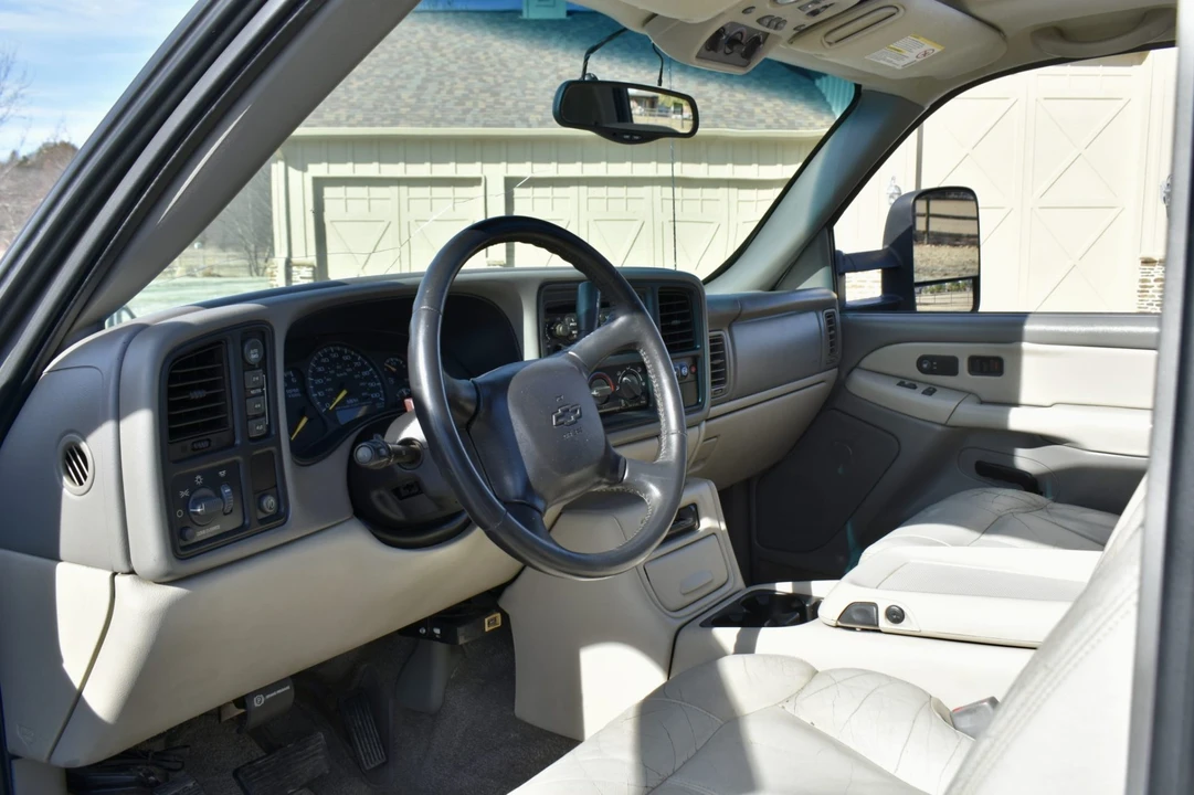 2001 Chevrolet Suburban 9th Gen - Image 5 of 7
