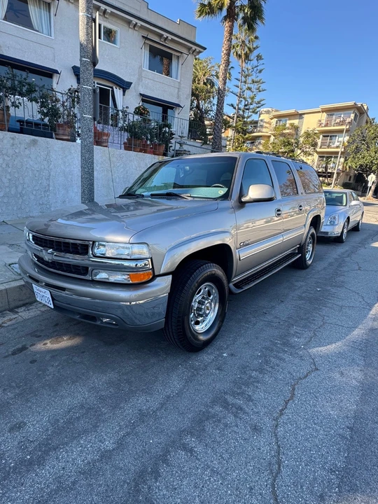 2001 Chevrolet Suburban 9th Gen - Image 2 of 15