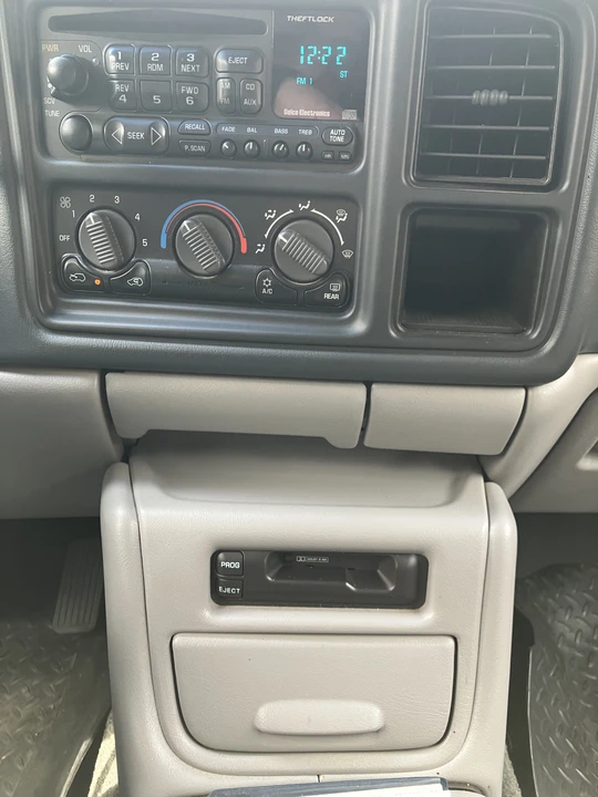 2001 Chevrolet Suburban 9th Gen - Image 15 of 31