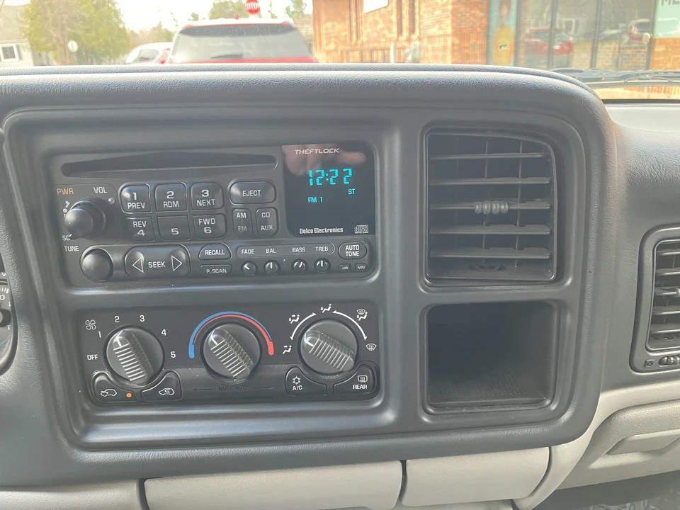 2001 Chevrolet Suburban 9th Gen - Image 12 of 31