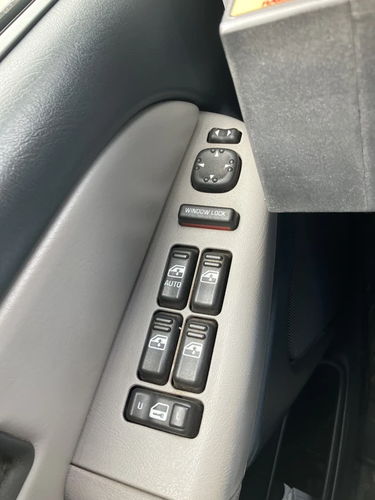 2001 Chevrolet Suburban 9th Gen - Image 14 of 31