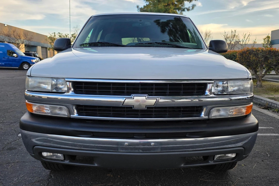 2001 Chevrolet Suburban 9th Gen - Image 2 of 31