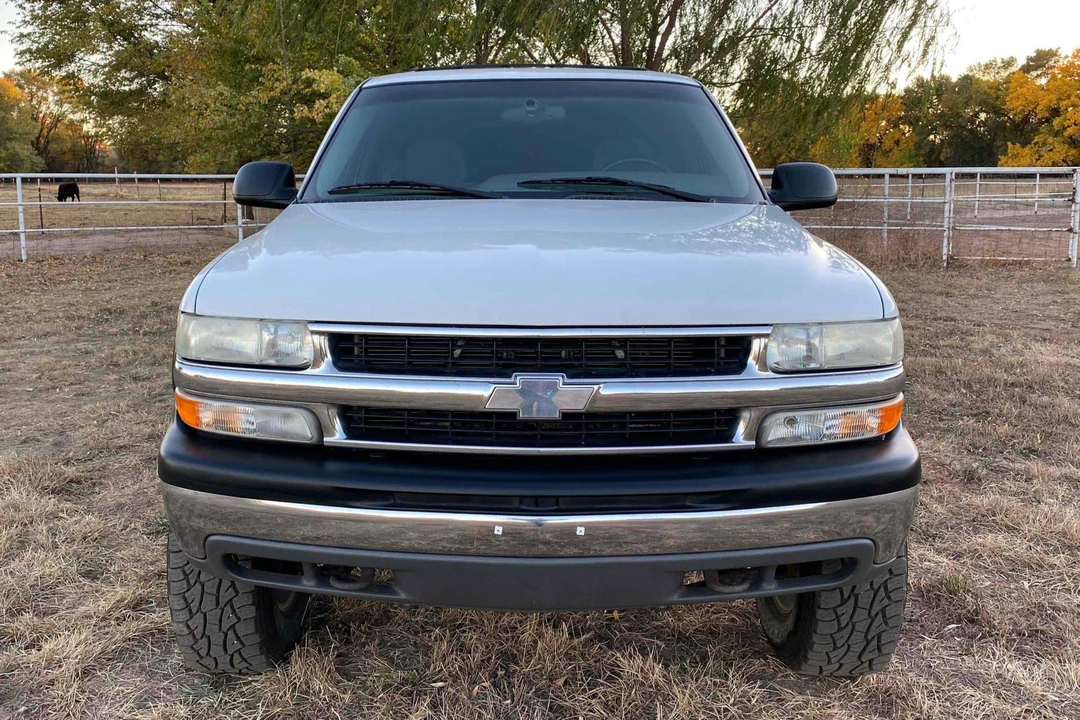 2001 Chevrolet Suburban 9th Gen - Image 2 of 31