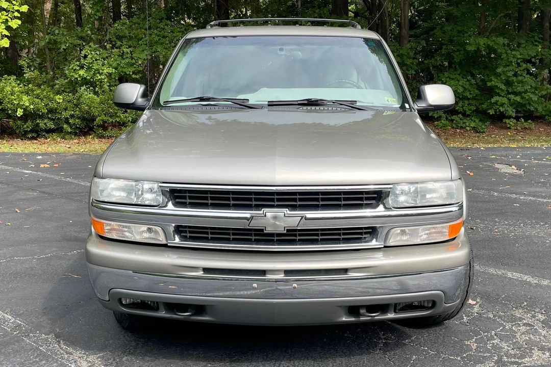 2001 Chevrolet Suburban 9th Gen - Image 2 of 31