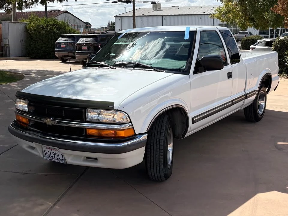 2001 Chevrolet S-10 - Image 3 of 5