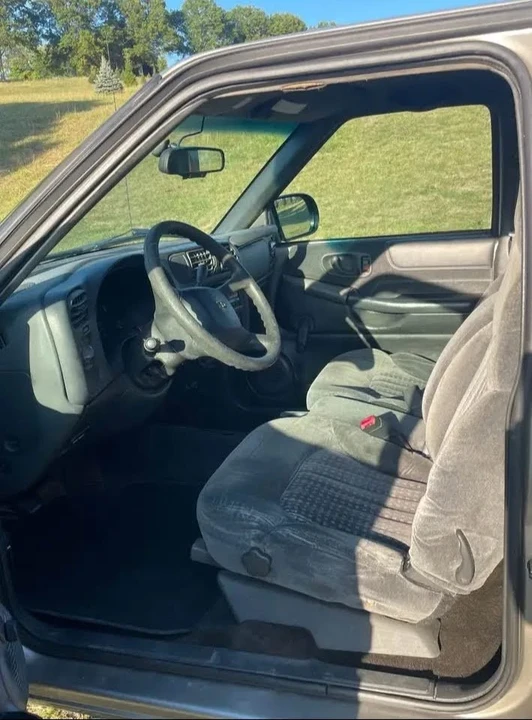2001 Chevrolet S-10 - Image 4 of 4