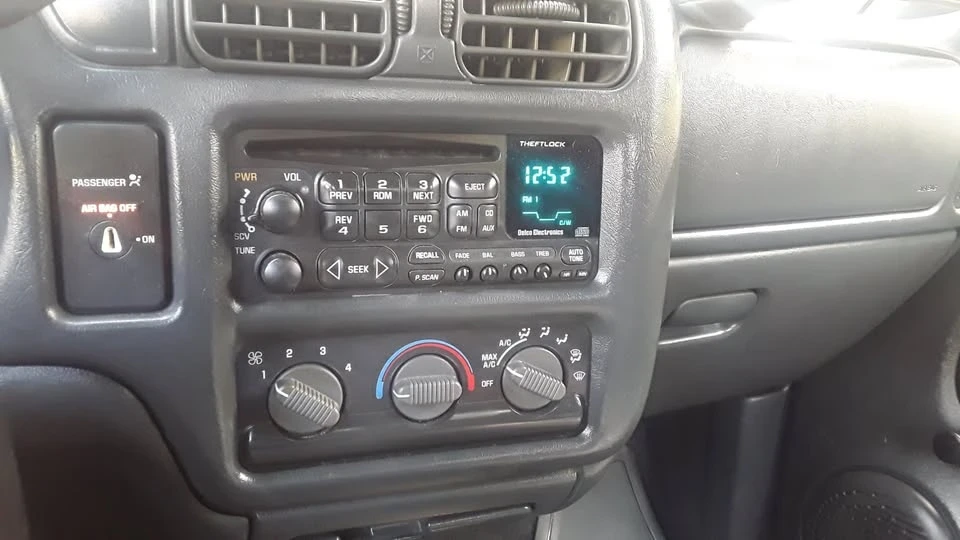 2001 Chevrolet S-10 - Image 6 of 14