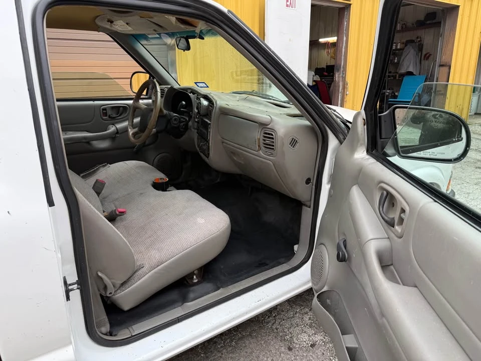 2001 Chevrolet S-10 - Image 7 of 8