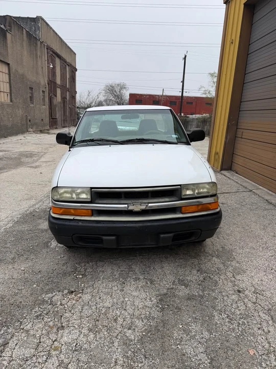 2001 Chevrolet S-10 - Image 2 of 8