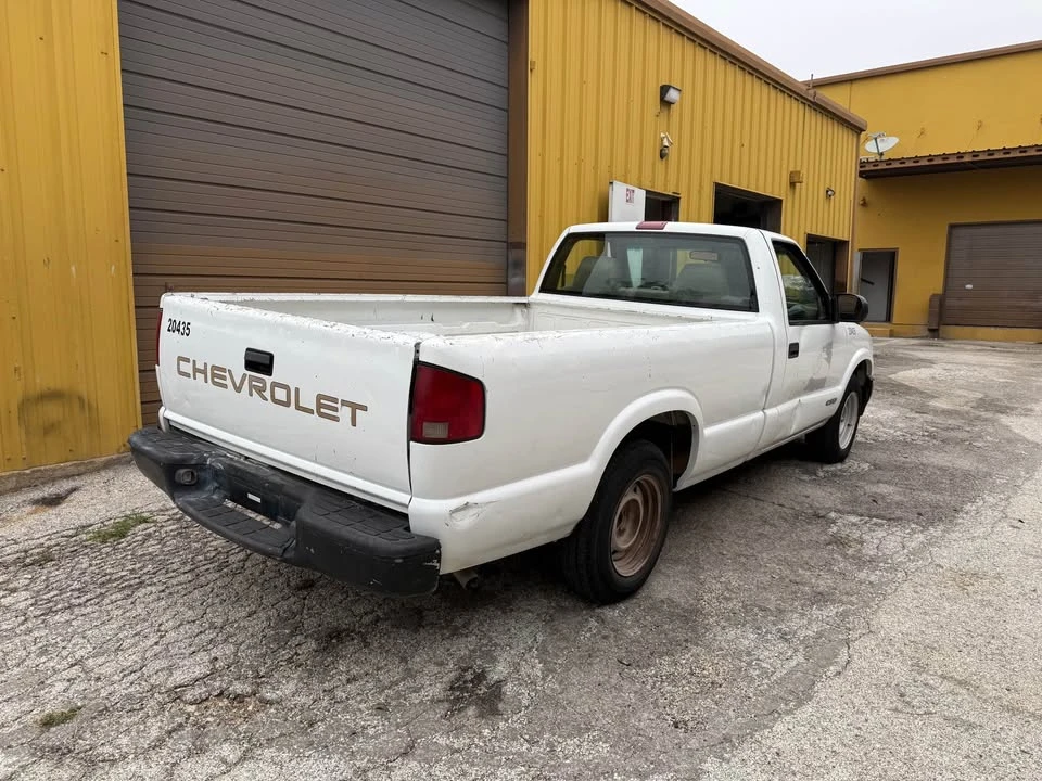 2001 Chevrolet S-10 - Image 4 of 8