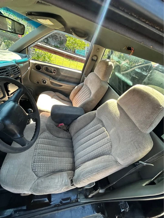 2001 Chevrolet S-10 - Image 3 of 9