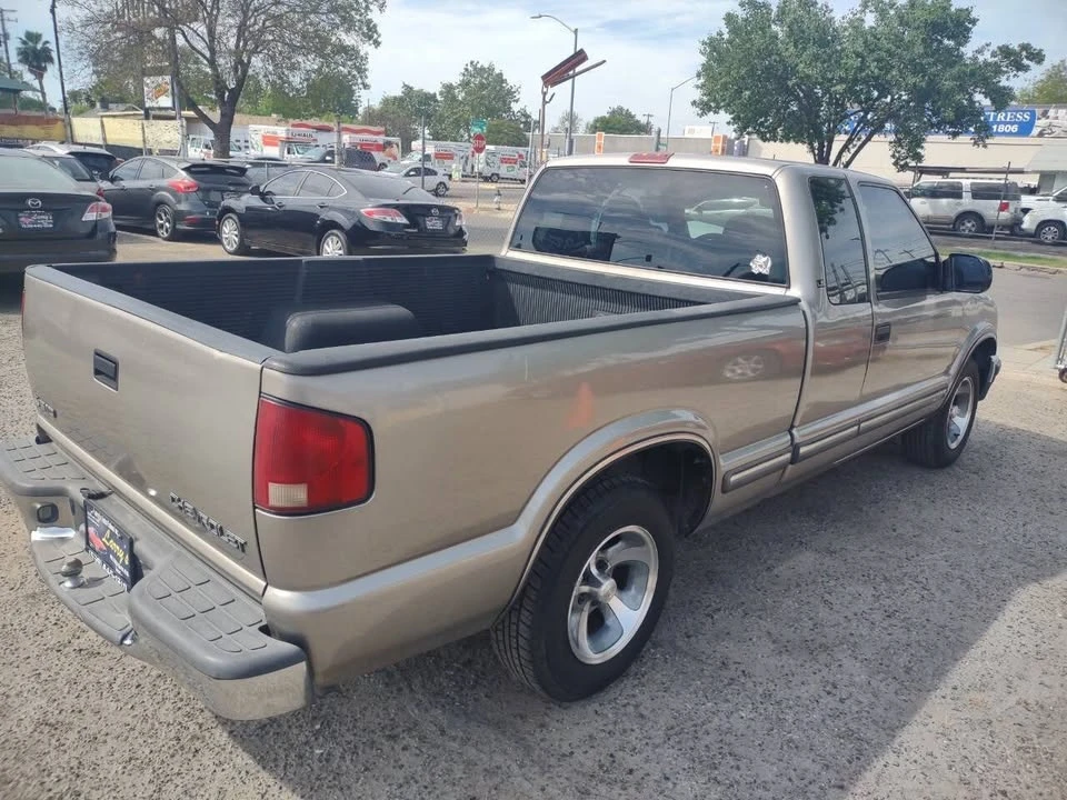 2001 Chevrolet S-10 - Image 8 of 15