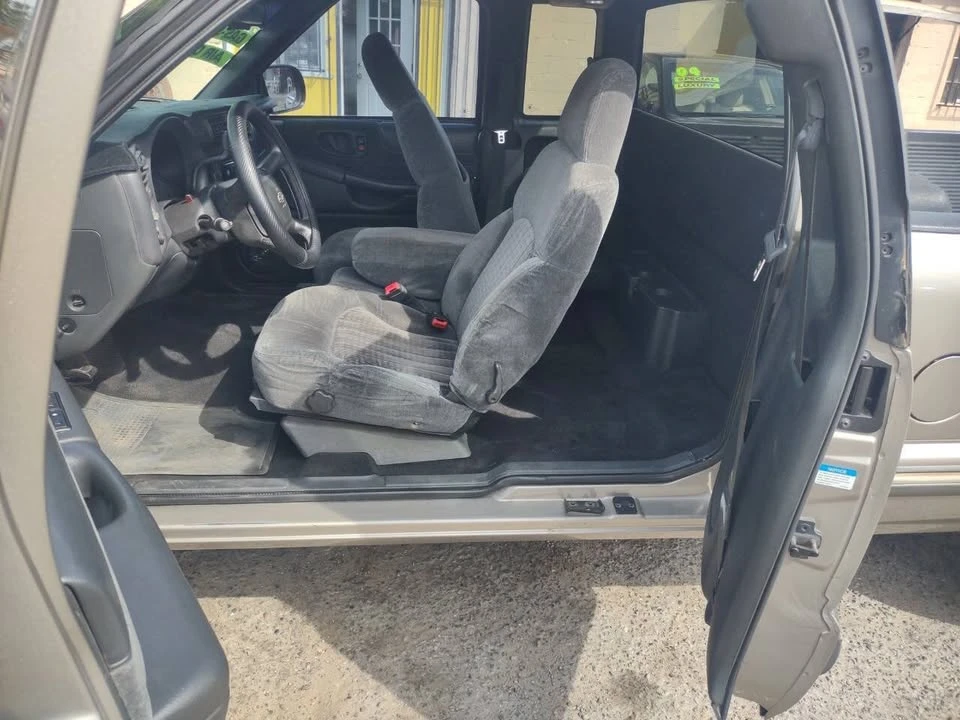 2001 Chevrolet S-10 - Image 12 of 15