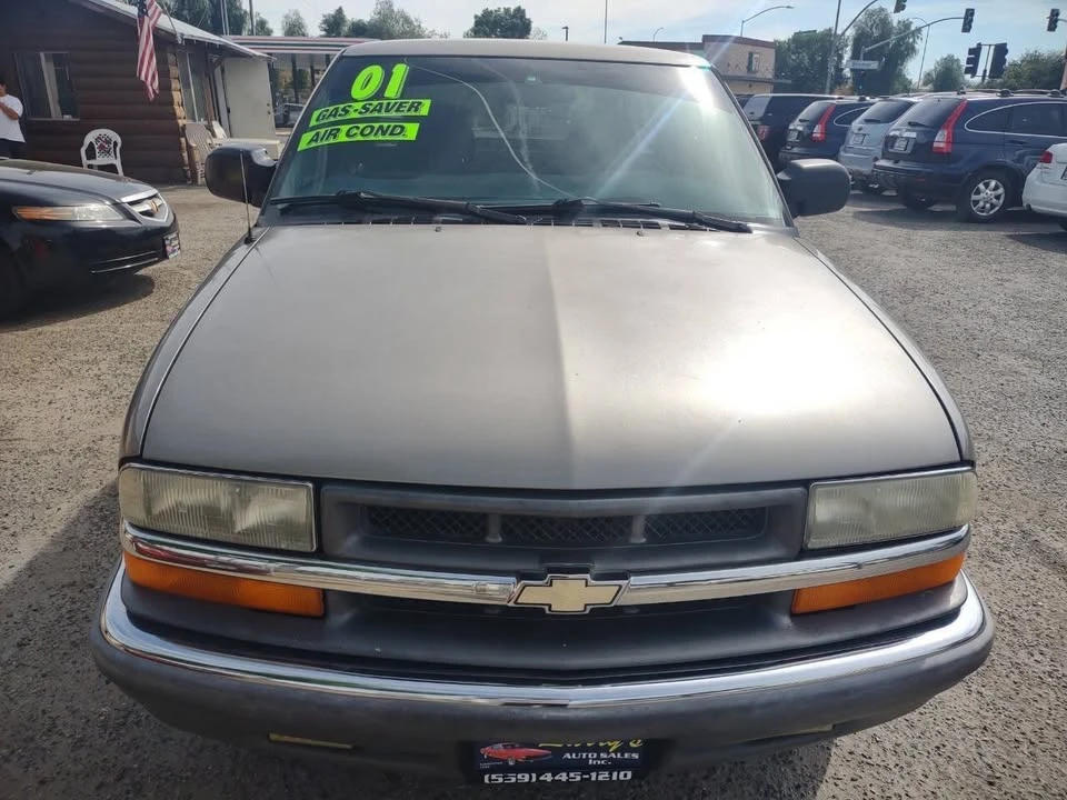 2001 Chevrolet S-10 - Image 2 of 15