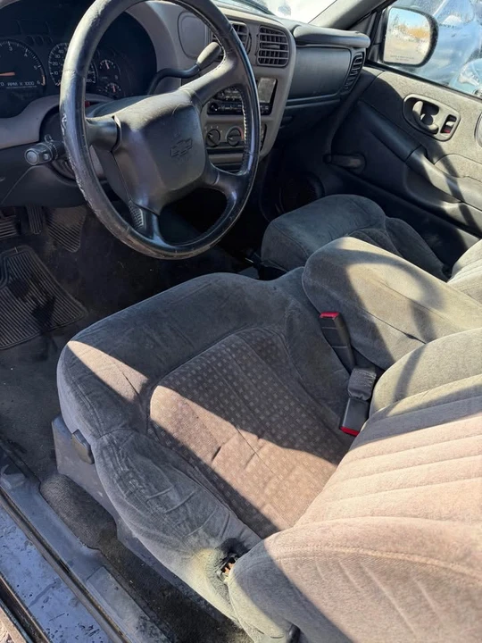 2001 Chevrolet S-10 - Image 6 of 8