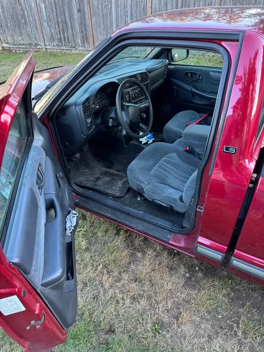 2001 Chevrolet S-10 - Image 2 of 8