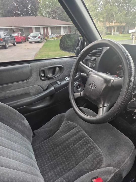 2001 Chevrolet S-10 - Image 9 of 18