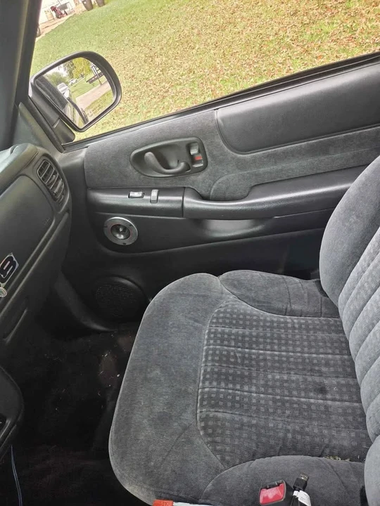 2001 Chevrolet S-10 - Image 3 of 18