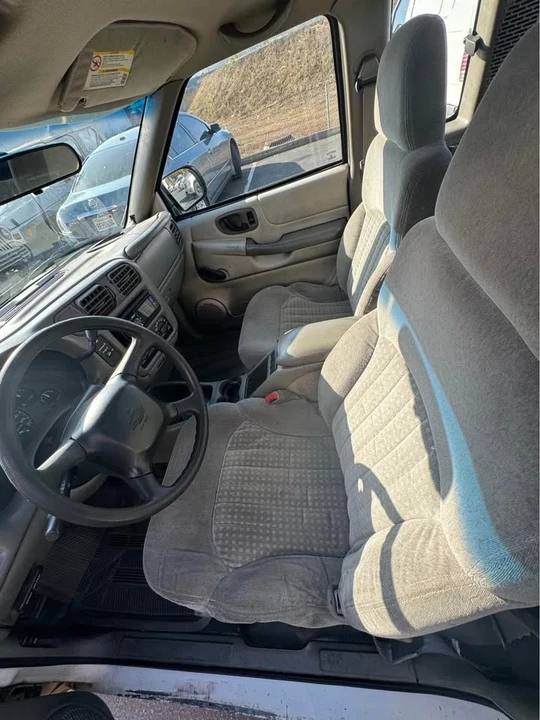 2001 Chevrolet S-10 - Image 2 of 11