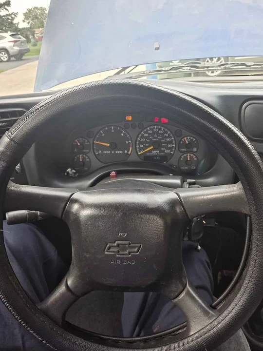 2001 Chevrolet S-10 - Image 4 of 18