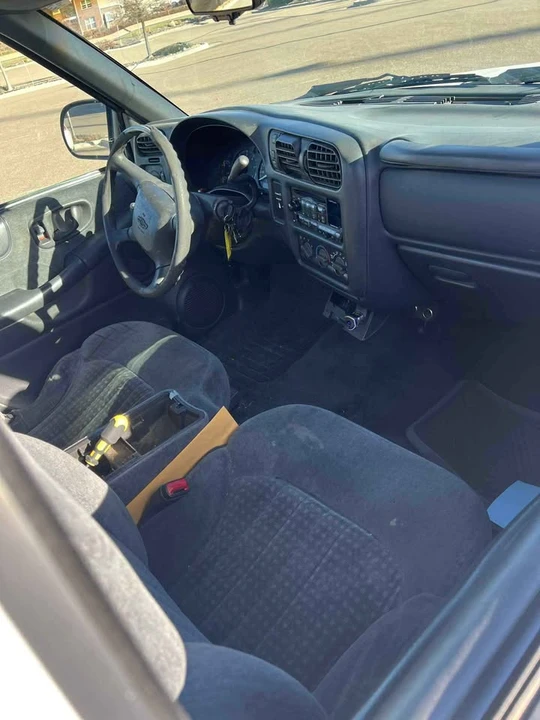 2001 Chevrolet S-10 - Image 4 of 7