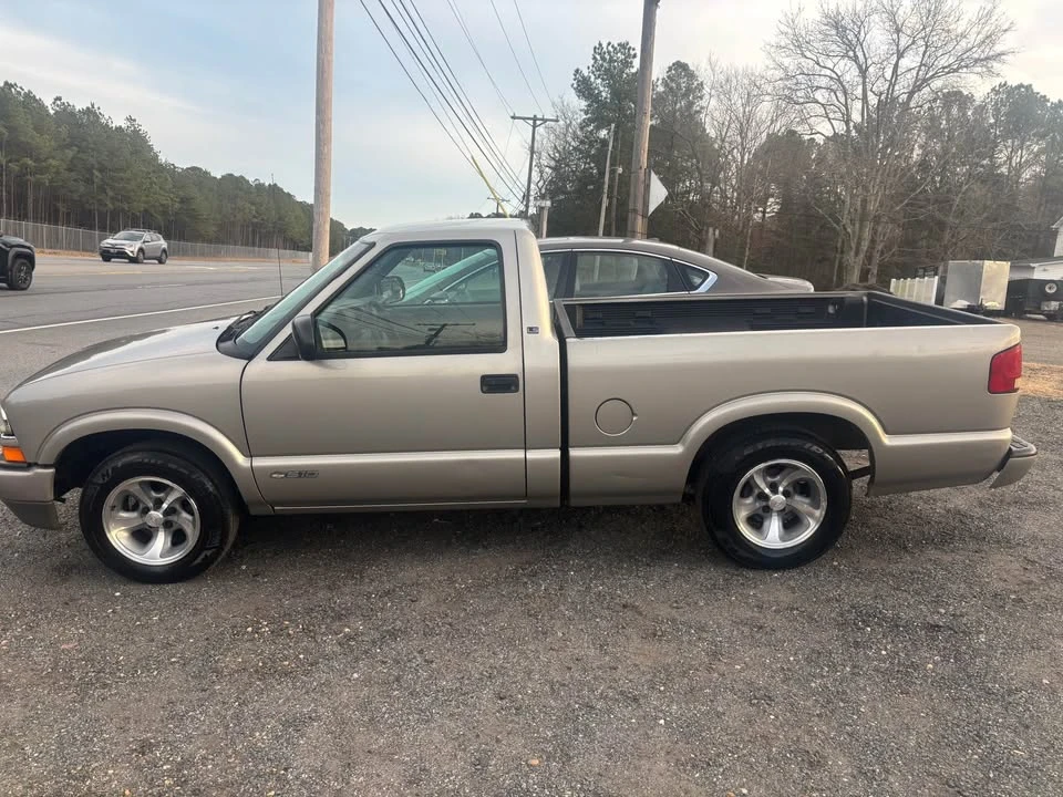 2001 Chevrolet S-10 - Image 2 of 5