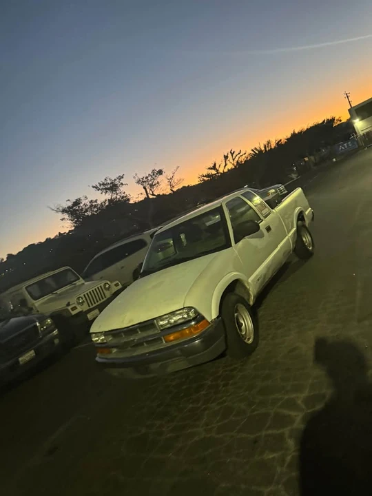 2001 Chevrolet S-10 - Image 2 of 2