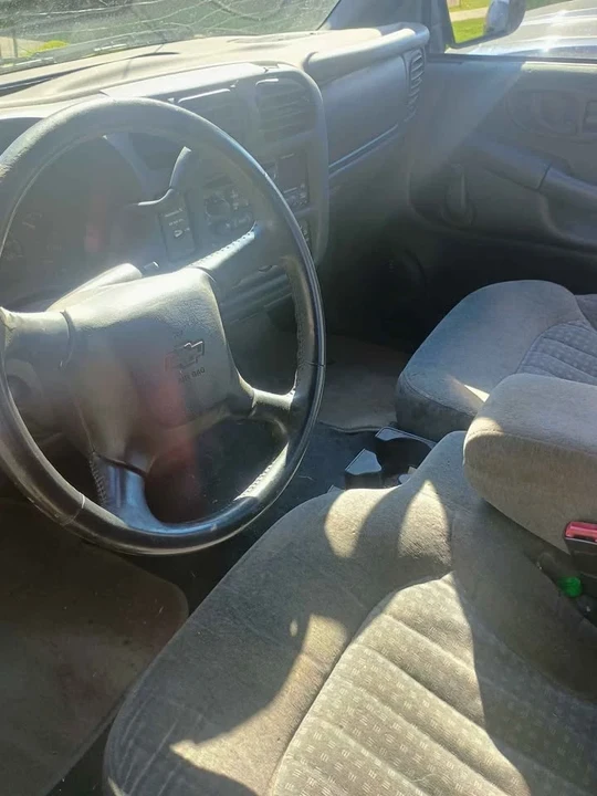 2001 Chevrolet S-10 - Image 2 of 5