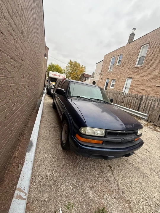 2001 Chevrolet S-10 - Image 2 of 7