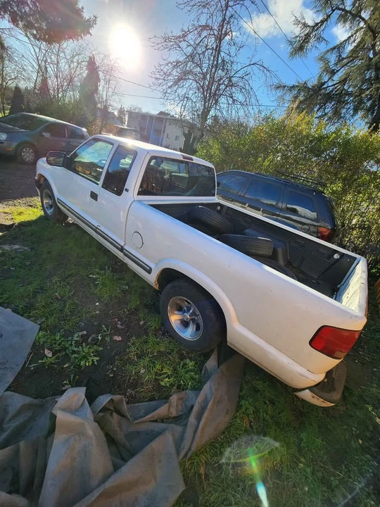 2001 Chevrolet S-10 - Image 3 of 10