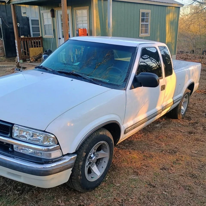 2001 Chevrolet S-10 - Image 2 of 2