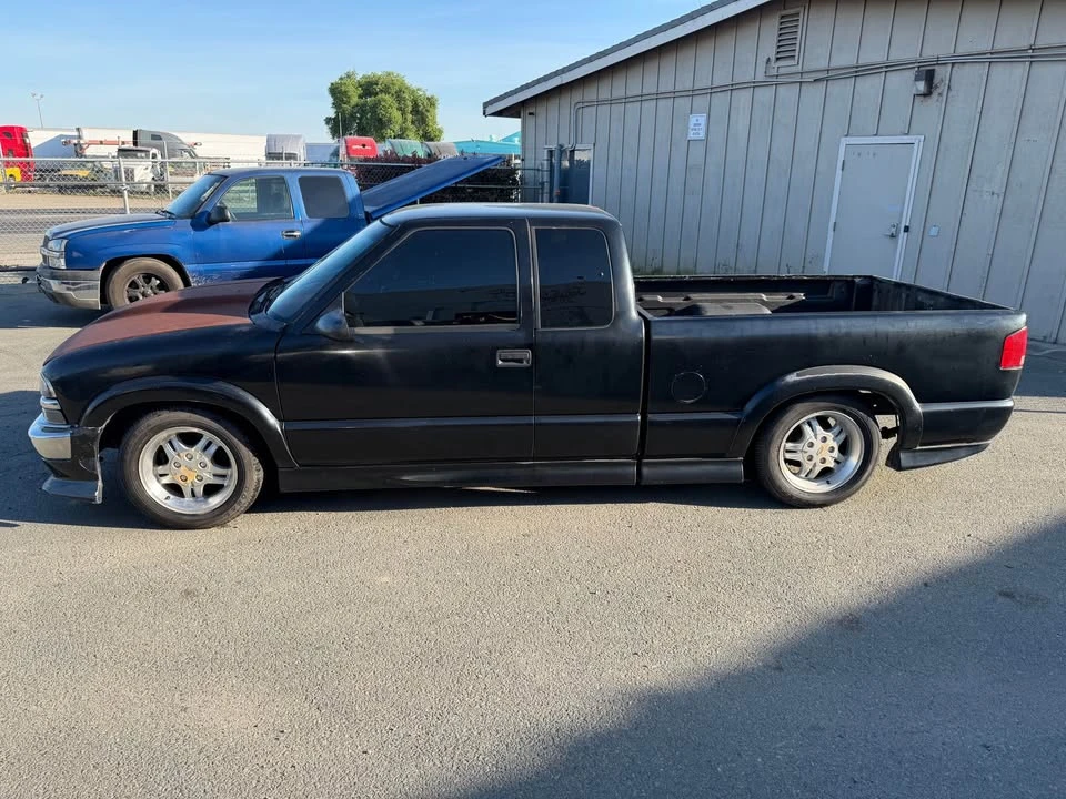 2001 Chevrolet S-10 - Image 2 of 9