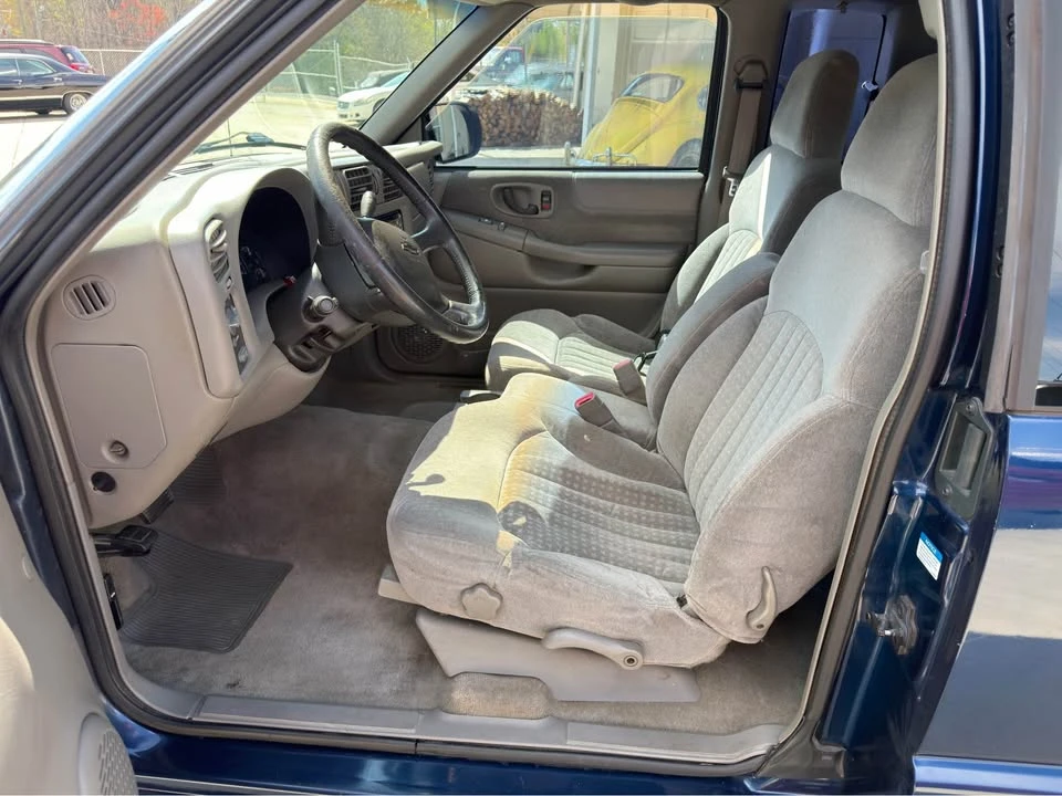2001 Chevrolet S-10 - Image 2 of 2